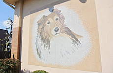 外壁の初代マスコットの壁画